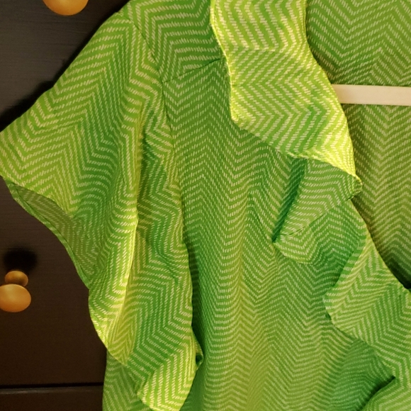 Beautiful Green Ruffled blouse - Picture 3 of 4